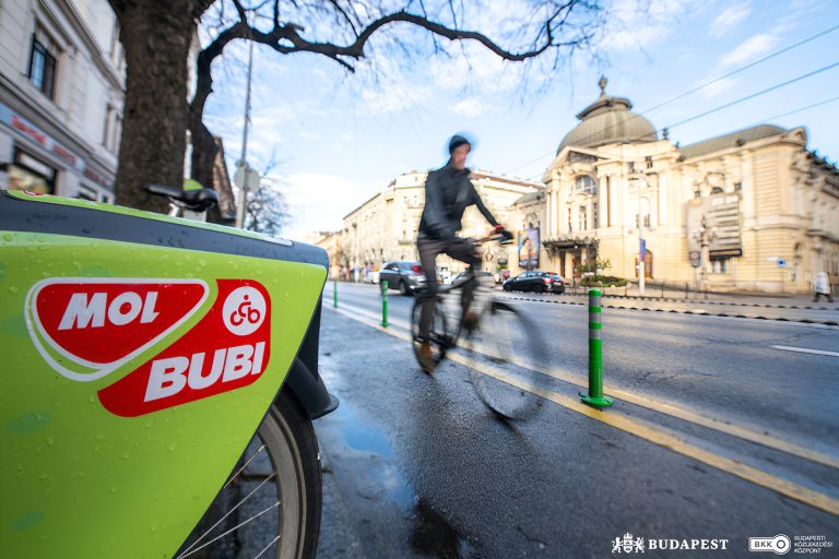 Magyar Péter szerint Karácsony Gergely felfestett kerékpárútjai életveszélyesek