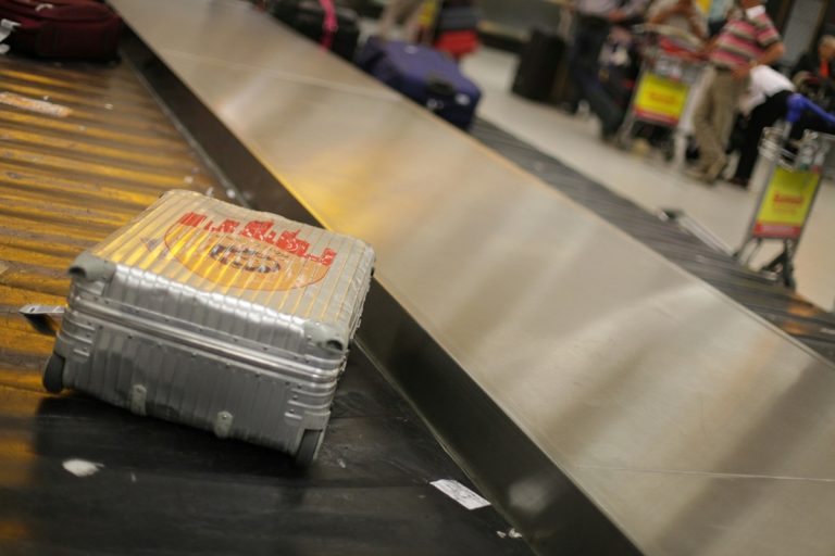 Valóban eladja a Budapest Airport az utasok nem keresett poggyászait? Reagált a cég