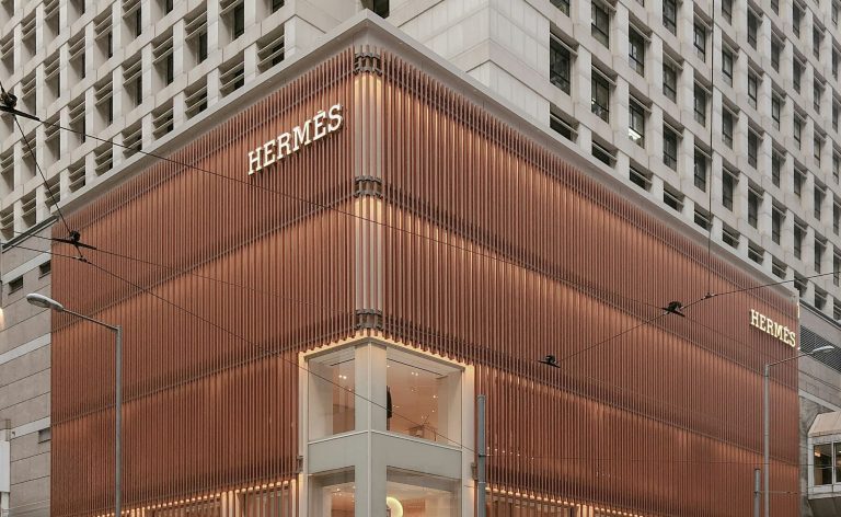 Rekord forgalmat és nyereséget ünnepel a Hermès, gigaprémiumot kapnak az alkalmazottak