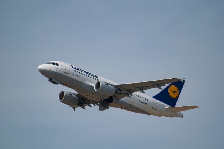 Megkezdődött a Lufthansa légitársaság földi személyzetének figyelmeztető sztrájkja