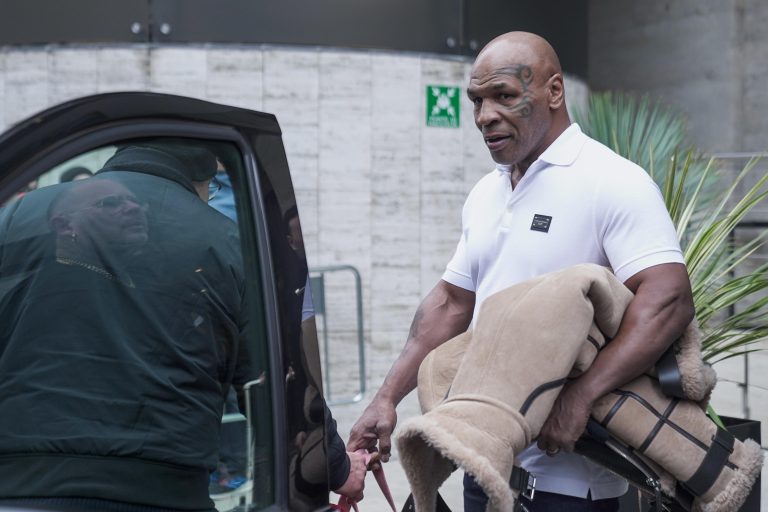 Mike Tyson ellenfele jobban járna, ha lefújja a meccset? (videó)