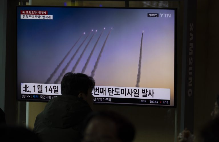 Észak-Korea rakétákat lőtt ki, miközben az USA embere Szöulba utazott