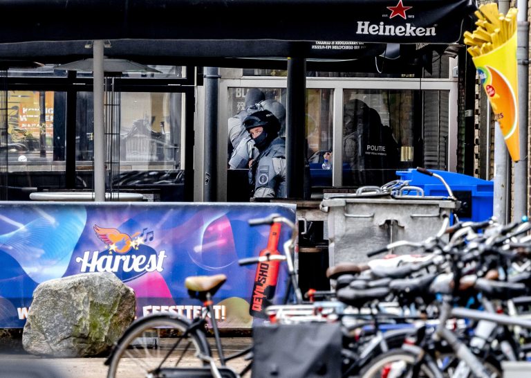 Több túszt elengedtek a hollandiai kávézóból, de még zajlik a dráma (videó)
