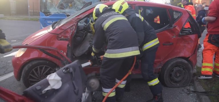 Egy Mercedes tört rommá a reggeli budapesti buszbalesetben (videó)