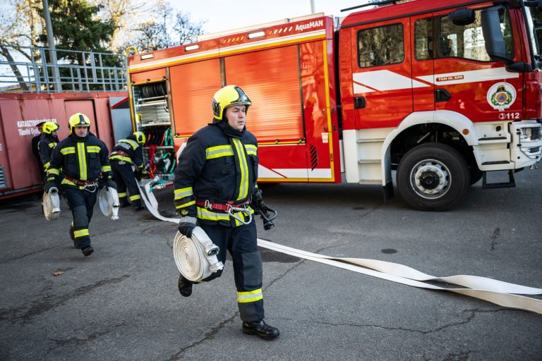 Lángok csaptak fel egy budapesti kórház udvarán