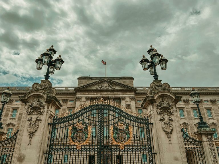 A Buckingham-palota kapujának ütközött egy autó, egy férfit letartóztattak