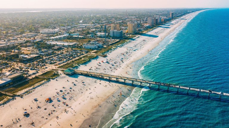 Egy órán belül 3 különböző helyszínen történt lövöldözés Jacksonville Beachen, egy ember meghalt