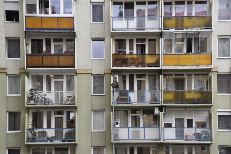 Tűzoltók segítettek egy riadt anyának, miután kétéves gyermeke kizárta őt az erkélyre