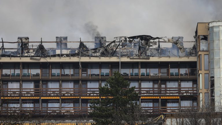 Senkit sem bocsátanak el a hatalmas tűzeset után a Silvanus Hotelben