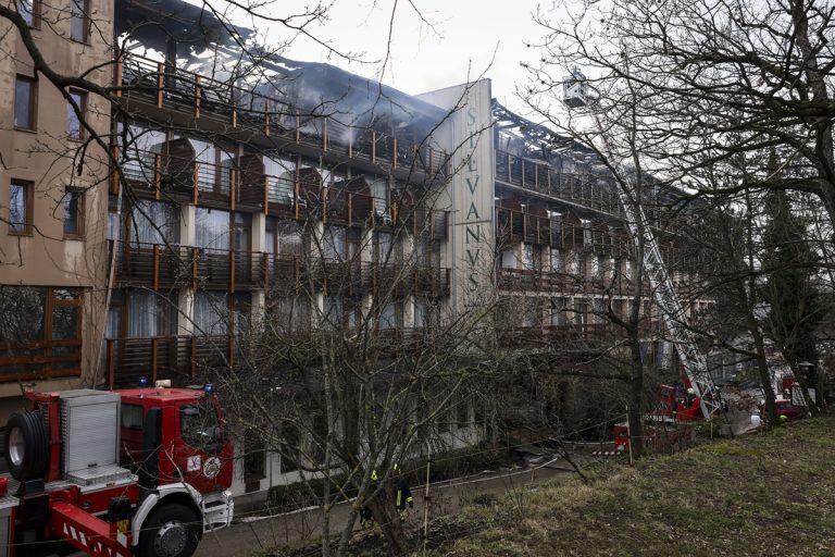 Fél éven belül újranyithatják a hétvégén leégett Hotel Silvanust