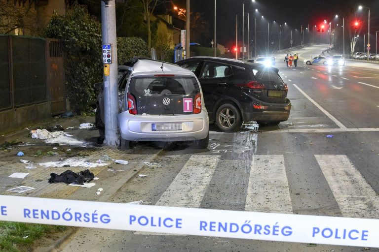 Tragédia történt Debrecenben: több gyalogost elsodort két autó, egy gyerek is életveszélyben van