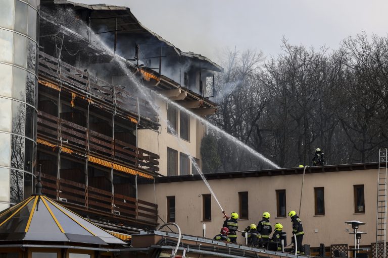 Több mint 100 tűzoltó vett részt a Silvanus Hotel oltásában Visegrádon