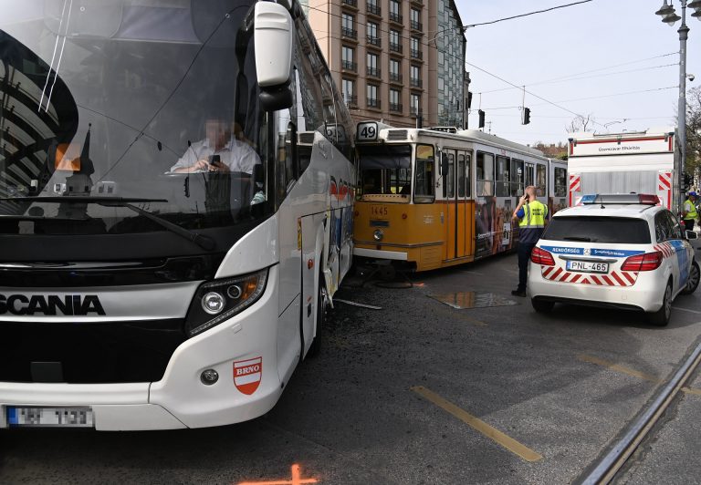 Fotókon a budapesti buszbaleset, villamossal találkozott