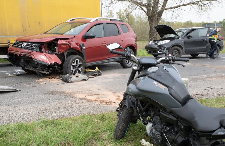 Helyszíni fotók érkeztek a súlyos győrszentiváni balesetről