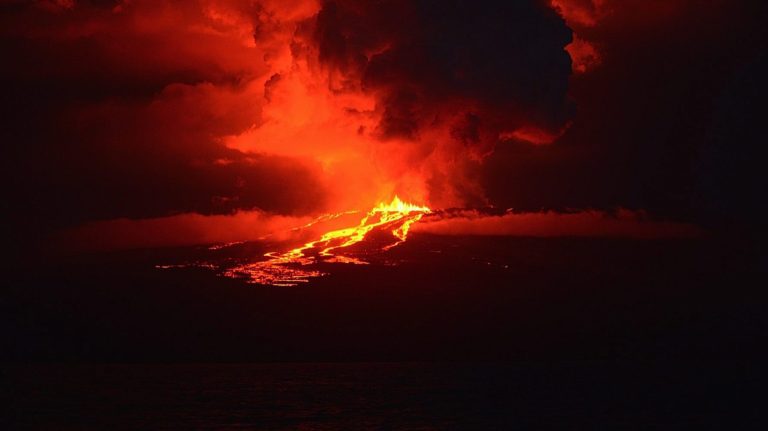 Kitört egy vulkán a Galápagos-szigeteken, láva ömlött a tengerbe