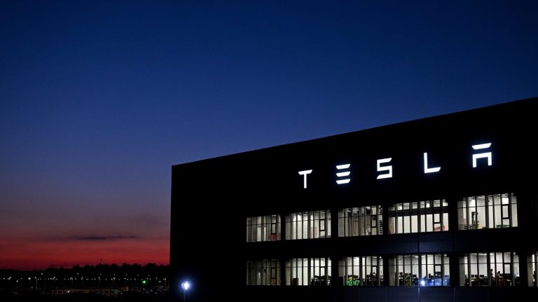 Megbénult a Tesla németországi üzeme, miután tűz ütött ki a közelben