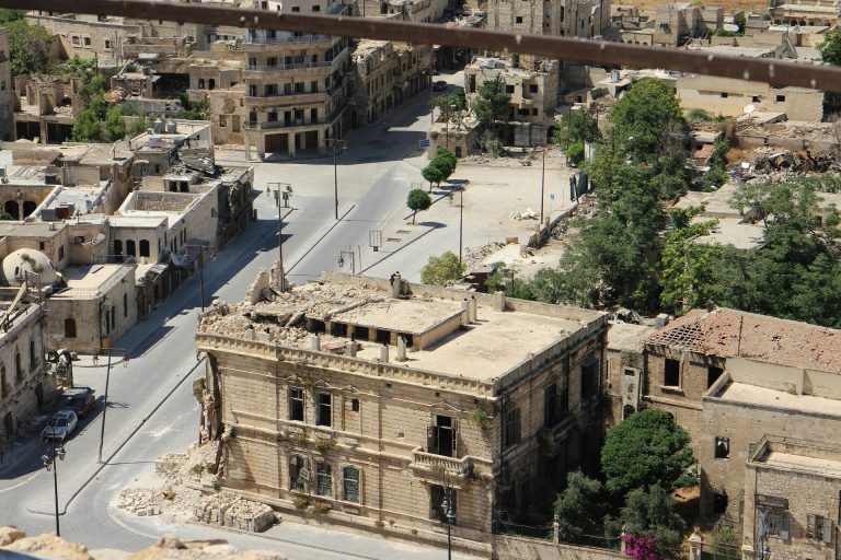 Autóba rejtett pokolgép végzett legkevesebb 8 emberrel Szíriában egy piacon