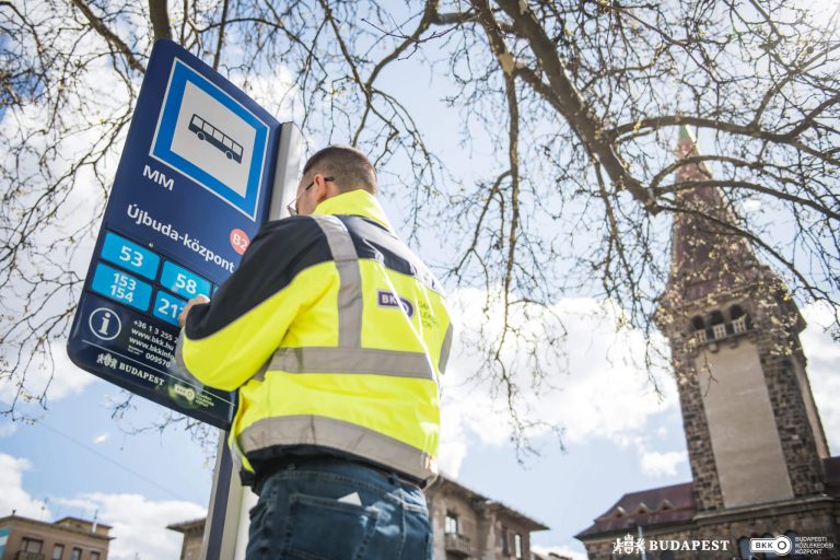 Már a Közvágóhídnál is korszerű utastájékoztató táblák várják az utasokat