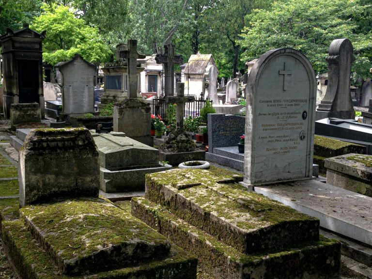 Lejárt sírhelyek: festékszóróval fújták le a sírköveket a dolgozók