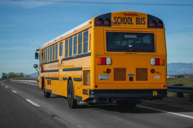 Buszsofőr gyújtott fel egy iskolabuszt, amin több mint negyven gyerek utazott