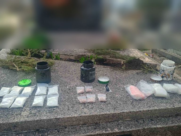 Családi drogbiznisz vidéken: a halott családfő sírjában rejtegették a drogot