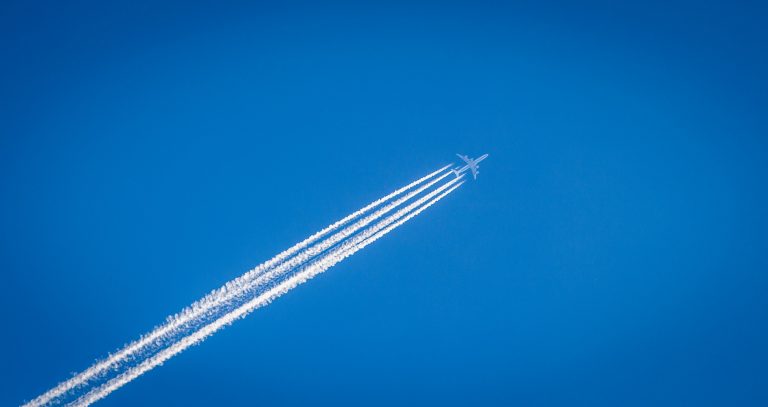 Összeütközött egy utasszállító gép egy kiképzőgéppel, többen meghaltak