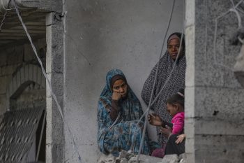 Közel 400 holttest került elő a gázai Nasszer kórház melletti területekről