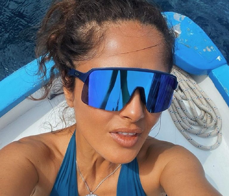 Salma Hayek új bikinis fotóitól nem kevesen jöttek zavarba