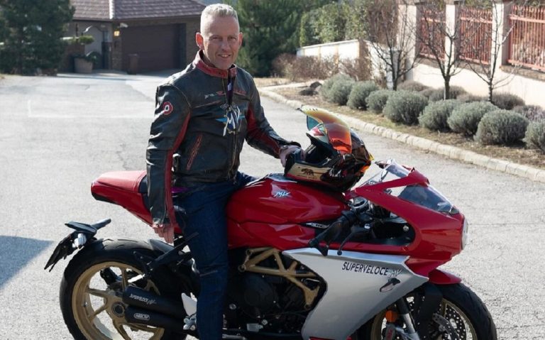 Schobert Norbi eladja az értékes speed motorját