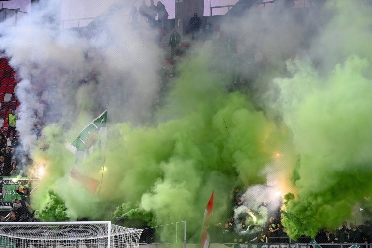 Ismét bajnok a Ferencváros az NB1-ben, berohantak a szurkolók a pályára ünnepelni
