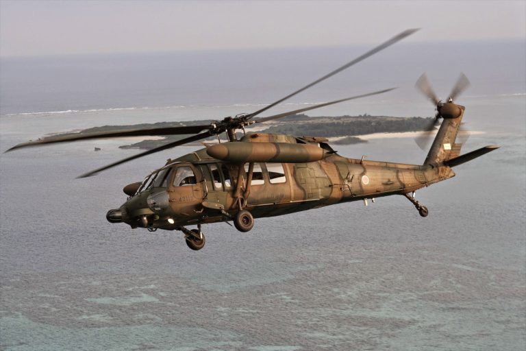 Egy ember meghalt, heten eltűntek két katonai helikopter lezuhanása után