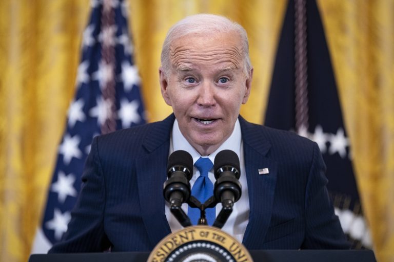 Rekordmennyiségű bevándorló érkezik Amerikába, Biden radikális lépést fontolgat