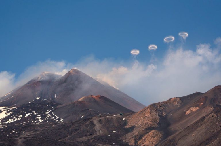 Elképesztő felvételen az Etna tűzhányó füstkarikái (videó)