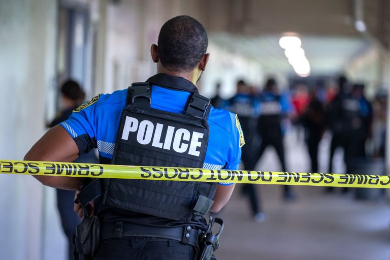 Lövöldözésbe torkollott egy szóváltás Floridában, egy biztonsági őr meghalt, sokan megsérültek