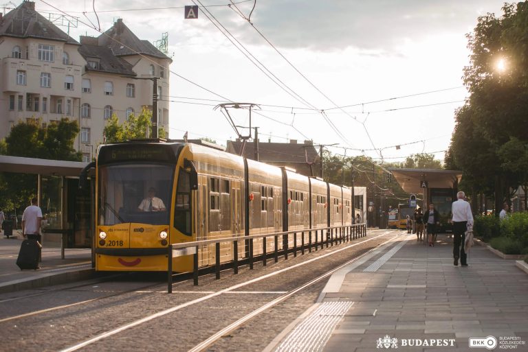 Költészet napja: kortárs versek csendülnek fel a 4-es és a 6-os villamoson