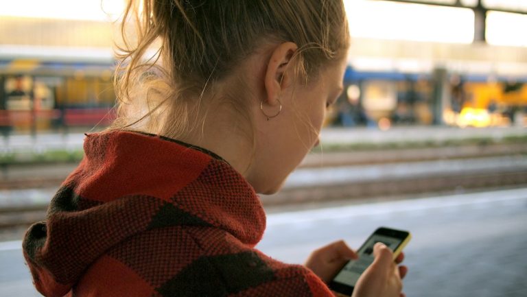 Nagyobb eséllyel kerülik el az iskolát azok a kamaszok, akik sokat interneteznek