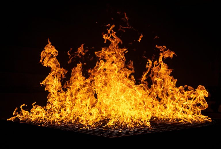 Lángokba borult egy nagy családi ház Szekszárdon, a szomszédos ház is kigyulladt