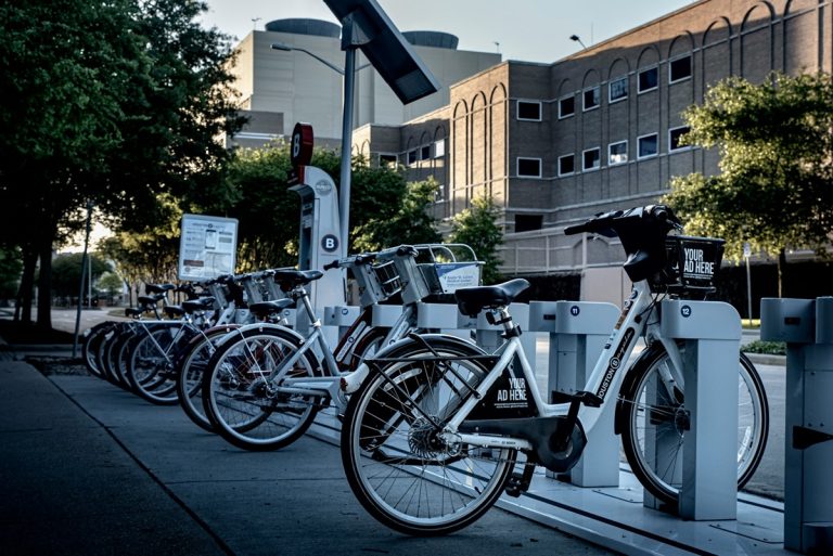 Videón, ahogy felrobban egy letámasztott elektromos bicikli