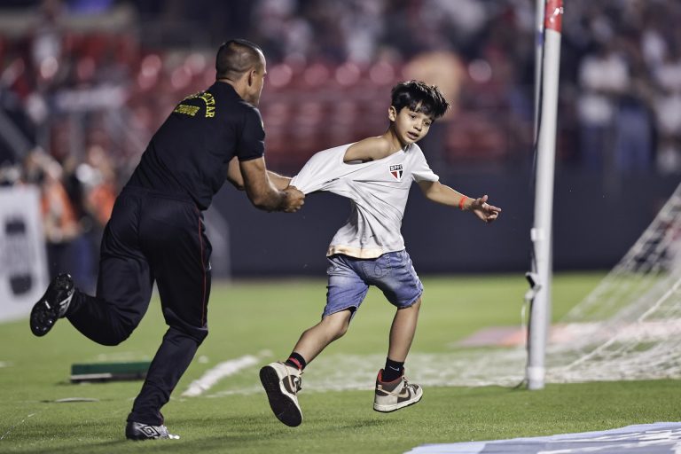 Pólójánál fogva rángattak meg egy pályára berohanó gyereket (fotók)