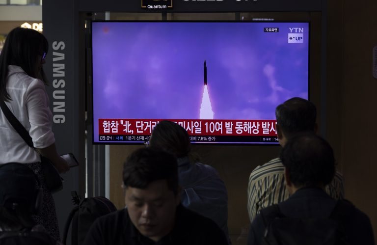Körülbelül tíz ballisztikus rakétákat lőtt ki Észak-Korea csütörtökön