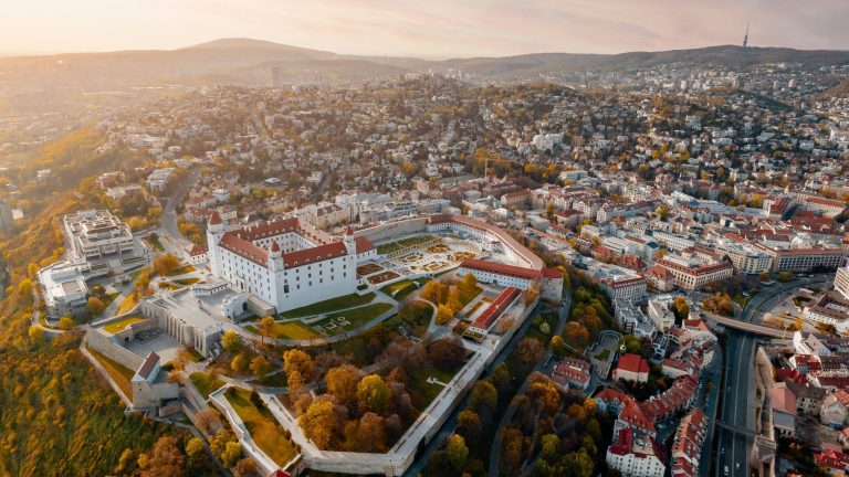 Újabb bombafenyegetés Szlovákiában: egy egyetemi épületet kutatnak át a rendőrök