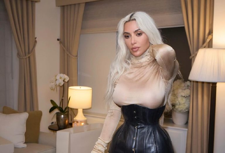 Kim Kardashian extrém keskeny derekat villantott