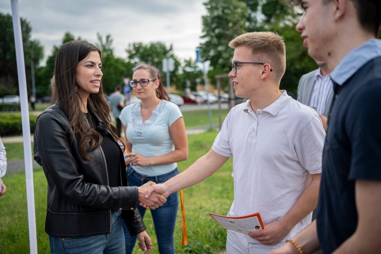 Szentkirályi Alexandra lassan szinte félve vezet Budapesten a kátyúk miatt (videó)