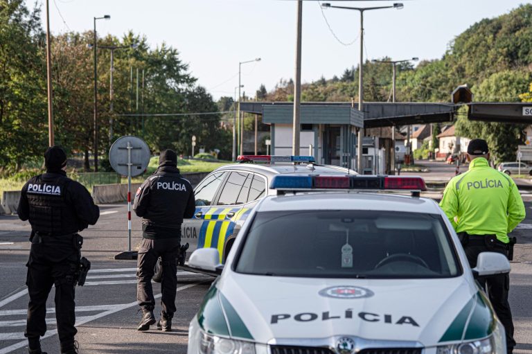 Szinte az összes szlovákiai iskolában bombariadót jelentettek, a hatóságok evakuálták az intézményeket