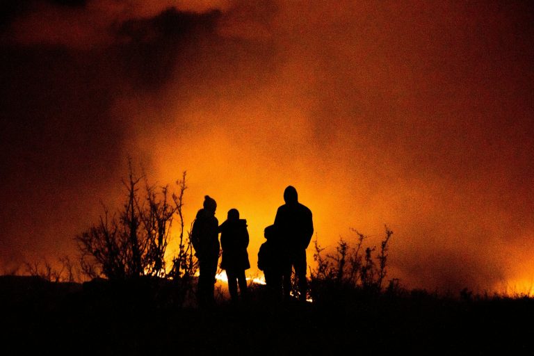 Irányíthatatlanná vált erdőtűz fenyeget egy kanadai kisközséget