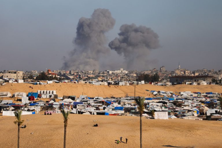 Izrael támadást intézett Rafah város egyik sátortábora ellen, 45 ember életét vesztette