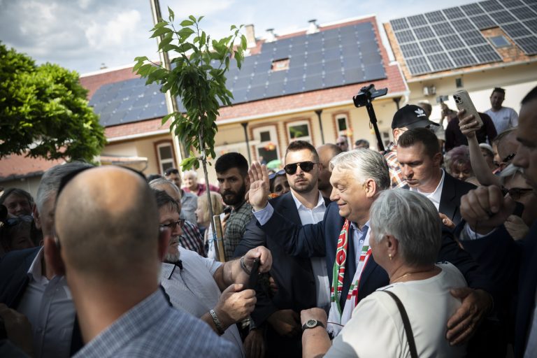 Különleges ajándékot kapott Orbán Viktor Mezőhegyesen (videó)