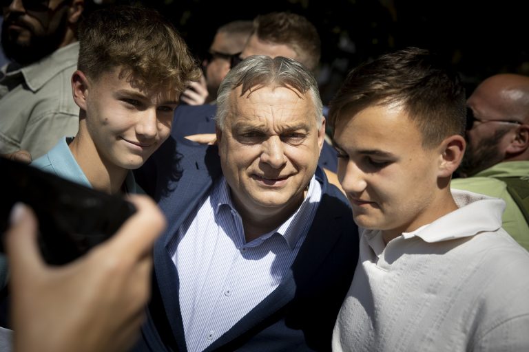 Orbán Viktor megnyugtatta a fiatalokat, nem tervezik bevezetni a sorkatonaságot