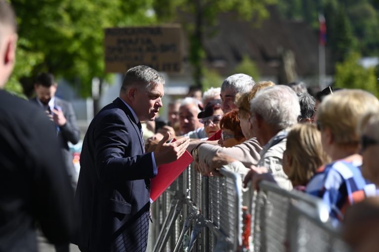 Életveszélyes állapotban van Robert Fico, mentőhelikopterrel szállították kórházba