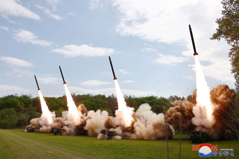 Észak-Korea ismételten rakétákat tesztelt, Kim testvére tagadja, hogy fegyvert szállítanak Oroszországnak